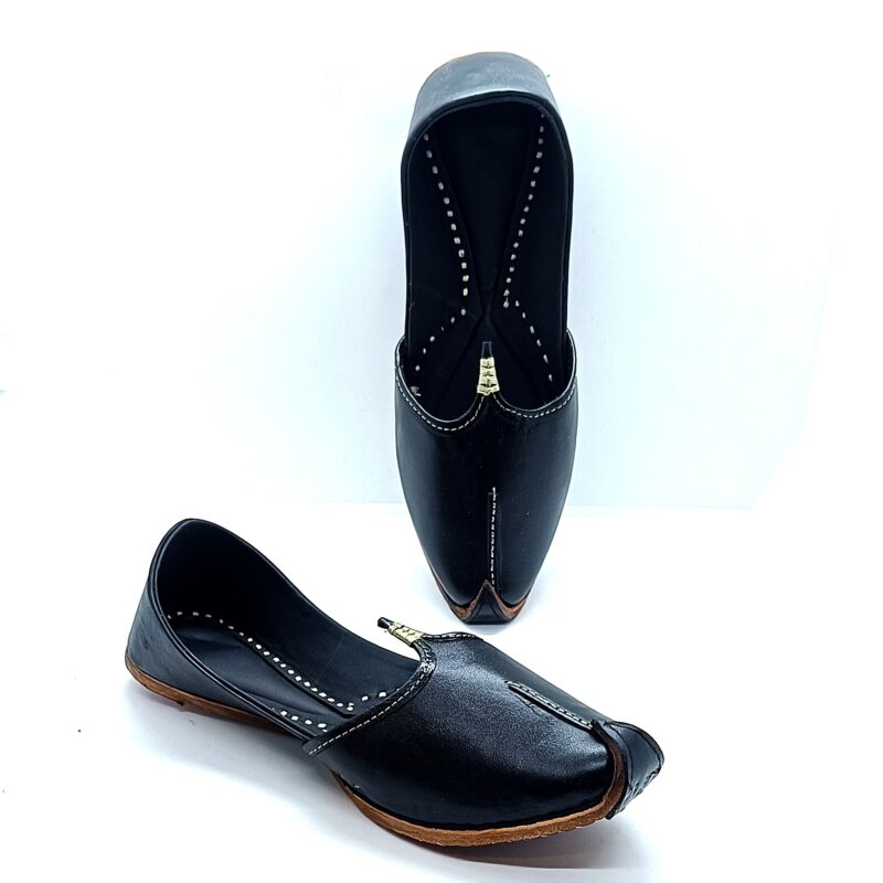 Black Punjabi jutti men